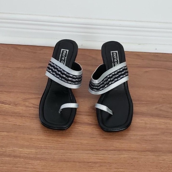 Toe loop sandals with heels - Picture 2 of 5